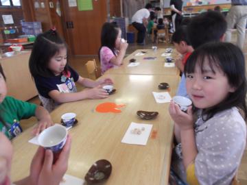 子どもたちが急須で淹れたお茶を飲んでいる写真