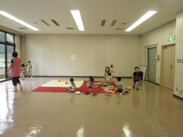 子どもたちが広々とした保育ルームで遊んでいる写真