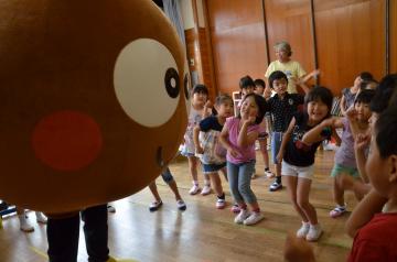 子どもたちと茶ッピーがダンスを踊っている写真