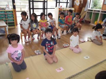 畳の上に正座をして座っている子どもたちの写真