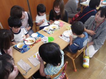 子どもたちが給食を食べているところを見てもらっている写真