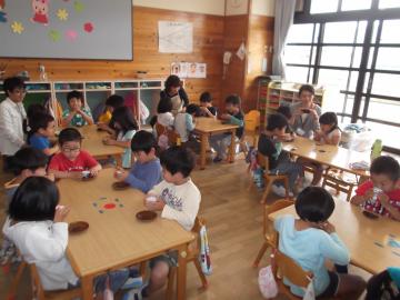 子どもたちがお茶の飲み比べをしている写真