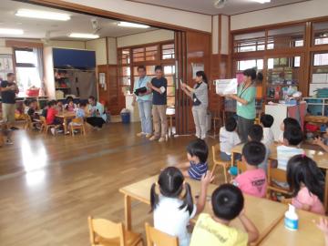 宇治田原食品衛生組合の方が子どもたちに手洗いについて説明している写真