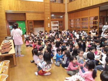 向かい合って座っている子どもたちが、手遊びをしている写真