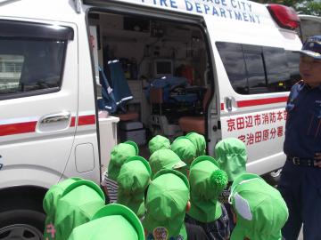 子どもたちが救急車を見学している様子の写真