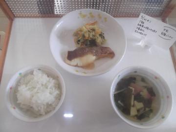 梅ソースをかけたお魚、ごはん、おつゆ、今日の給食の写真