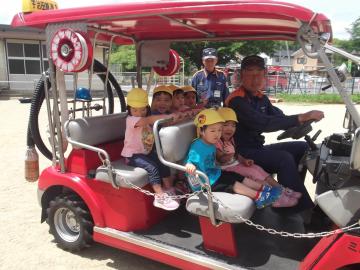 子どもたちがミニ消防車に乗っている様子の写真