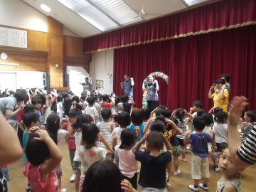 マデリン先生と子どもたち全員でダンスを踊っている様子の写真