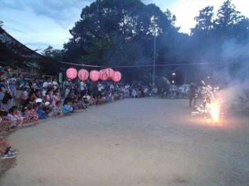 夕べのつどいに参加者と年長児が花火を見ている写真