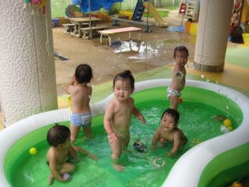 子どもたちがプールで遊んでいる様子の写真