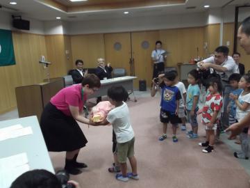 代表の子どもがジジ先生に花束を渡す様子の写真