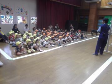 京田辺警察署の警察官が子どもたちにウサギやネズミなどのペープサートを見せながら話している様子の交通教室の写真