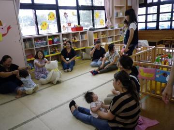 お母さんやおばあちゃんに抱っこしてもらっている、ふれあいあそびの様子の写真