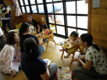 お母さんたちが見守る中、たくさん食べる子どもたちに驚く様子の離乳食参観の様子