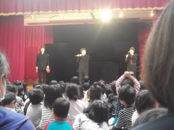 人形劇「あ」さんのメンバーが舞台に立っている写真