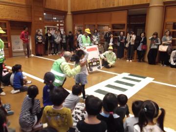 模擬道路で交通ルールを学んでいる園児らの写真