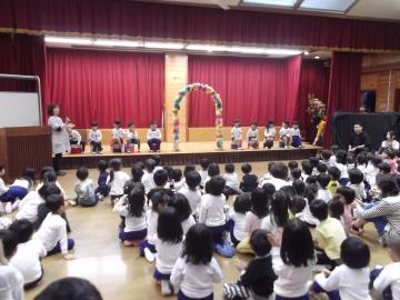 お誕生日会で舞台の上に並んだ4月生まれの子供たちの写真