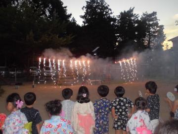 花火に歓声を上げる子どもたちの様子の写真