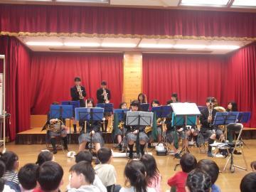 維孝館中学校吹奏楽部の皆さんが演奏している様子の写真