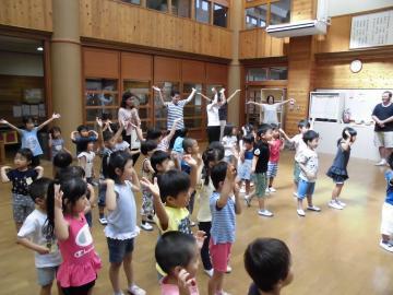 子どもたちがディアーナ先生とダンスを踊る様子の写真