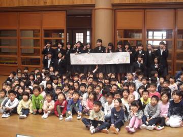 維孝館中学校吹奏楽部の皆さんと園児らの集合写真