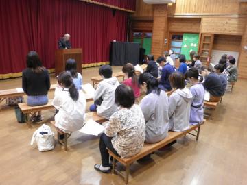 増田教育長の講演会に保護者が参加している様子の写真