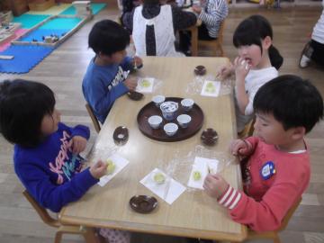 子どもたちがお茶菓子と二煎目のお茶を味わっている様子の写真