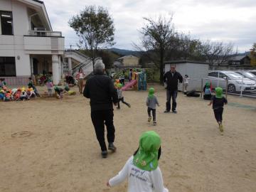 老人クラブの方々と子どもたちが園庭で遊ぶ様子の写真