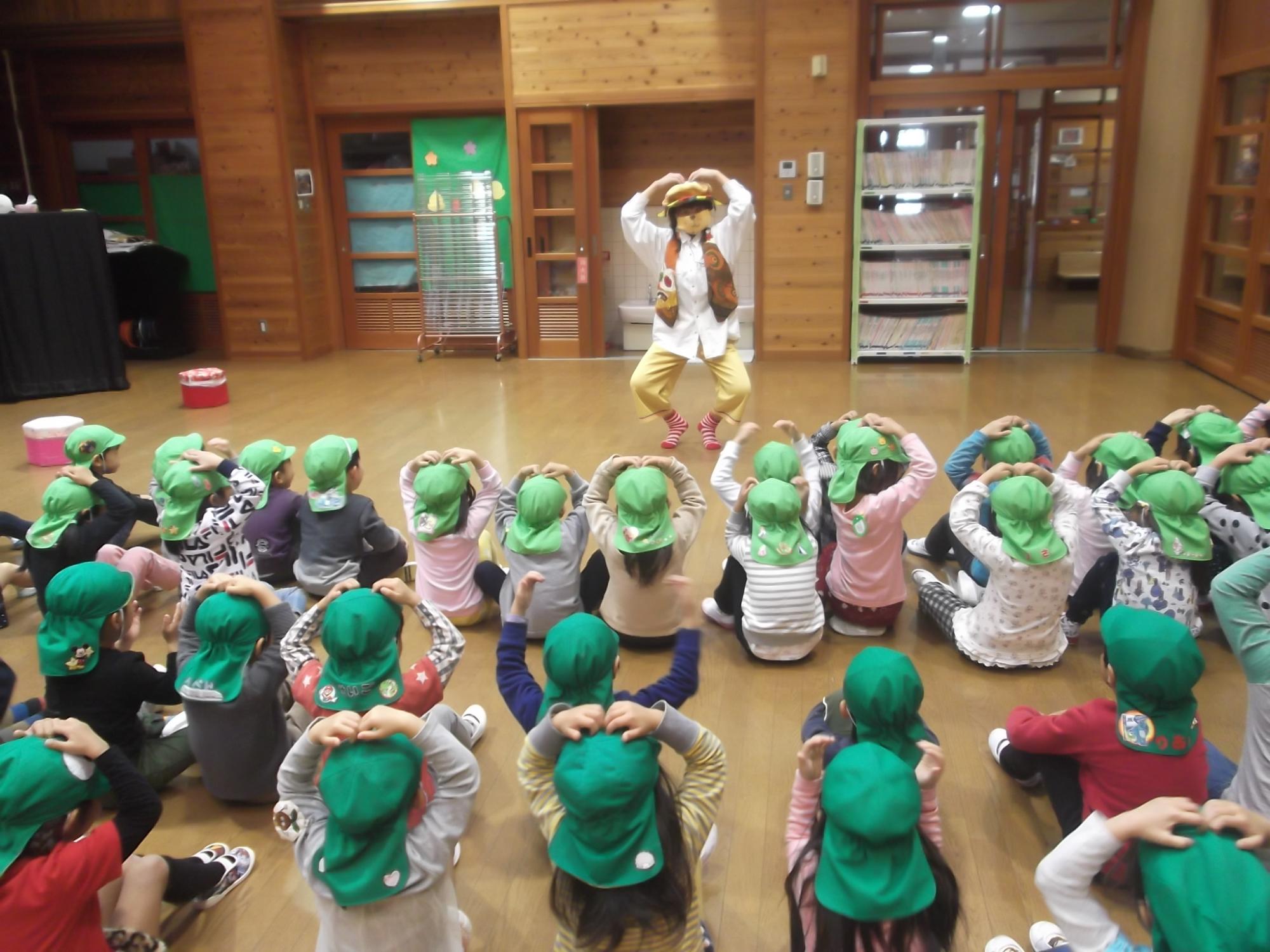 子どもたちが赤井登美子先生のコミカルな動きの挨拶を真似している様子の写真