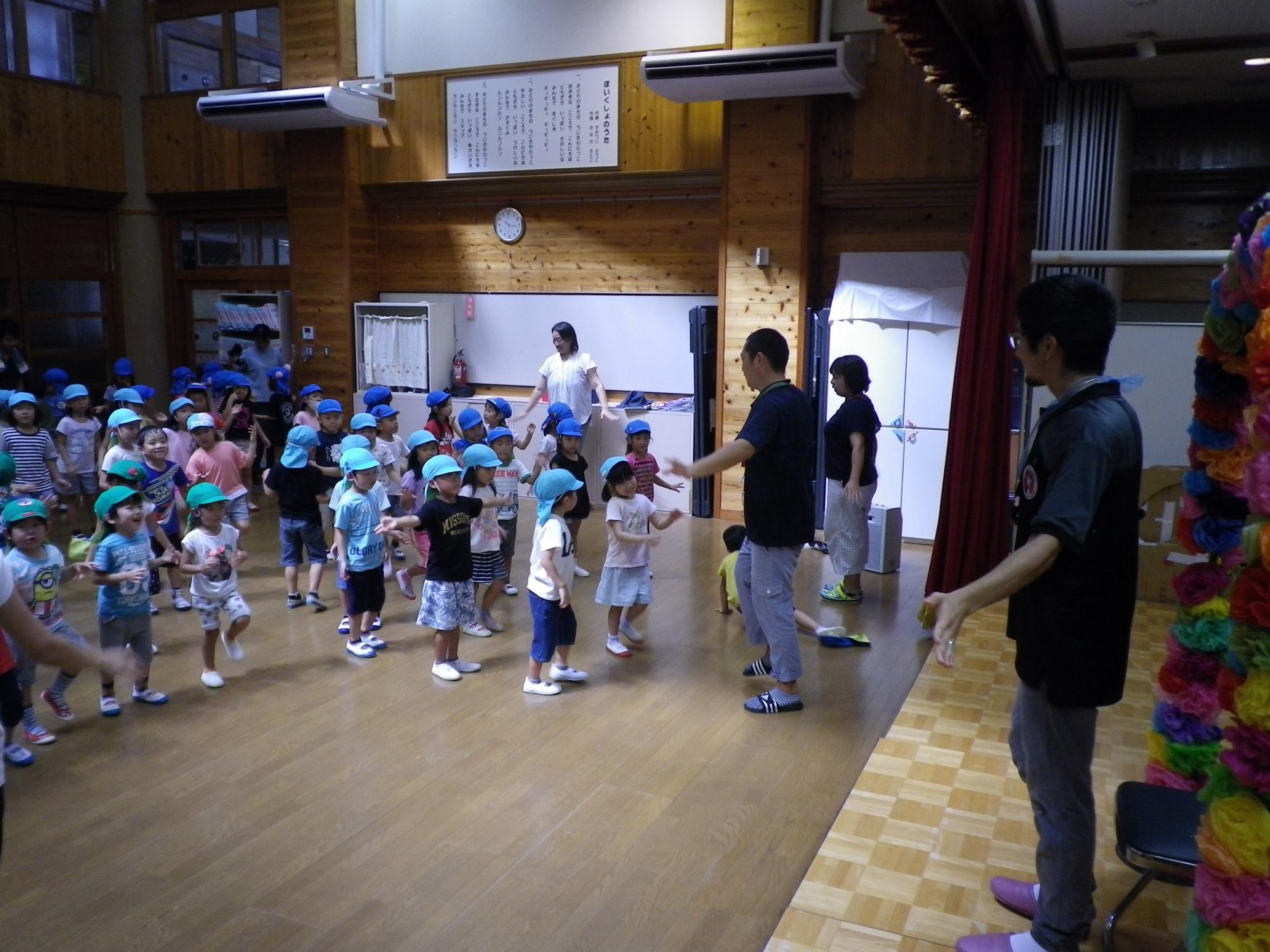 ALTの先生が子どもと一緒に体操している様子の写真