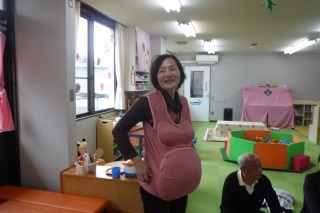 妊婦ジャケットを着た年配の女性の写真