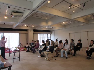 参加者が椅子に座り岩城先生のお話を聴いている写真