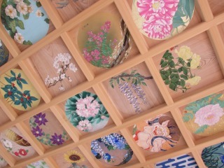 色々な花の絵が描かれた天井画の写真