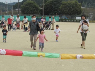 住民グラウンドで親子がゴールに向かって走っている写真