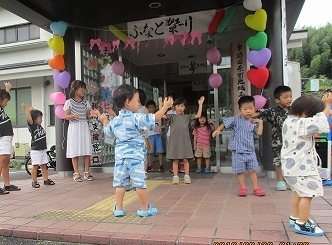 センター入り口付近でダンスを踊る子どもたちの写真