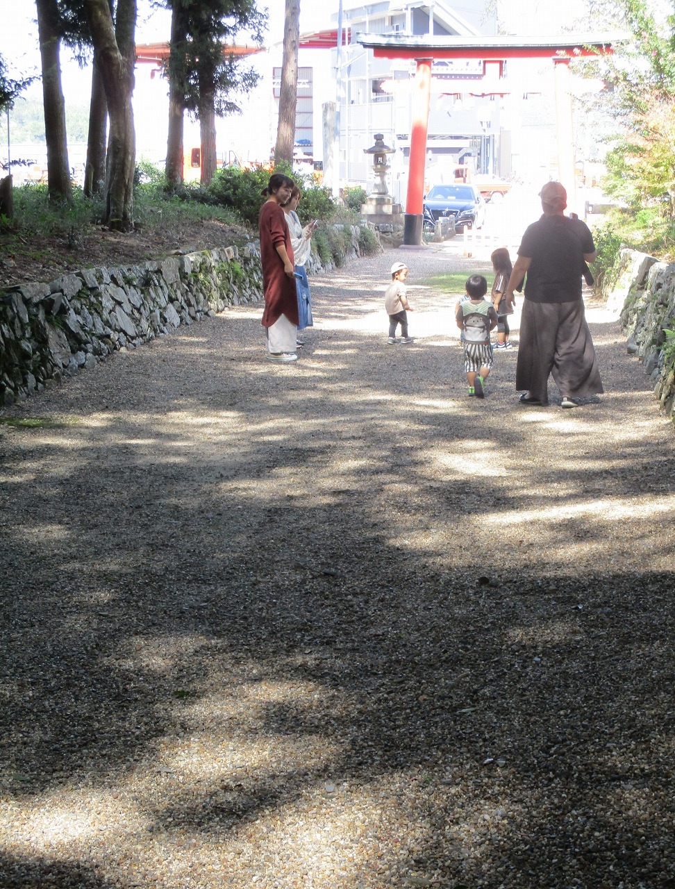 神社の参道で子どもたちがかけっこしている様子の写真