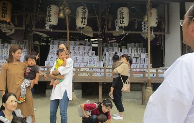 御旅所にて宮司さんに田原祭に関するお話を聞かせていただいている様子の写真