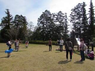 芝生の広々とした広場で親子連れの参加者が遊んでいる写真
