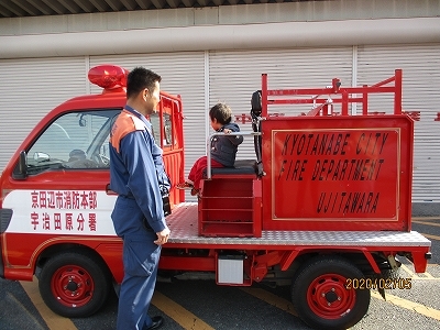 ミニ消防車に乗っている男の子の写真