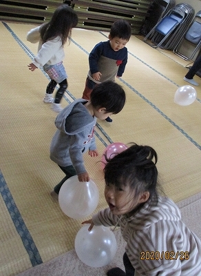 子ども達が風船で遊んでいる写真