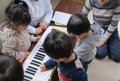 子ども達がキーボードで遊んでいる写真