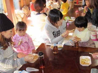 参加者親子がお餅を食べている写真