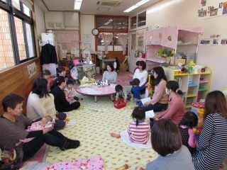 参加者の親子が集まり、アロマの話を聞いている写真