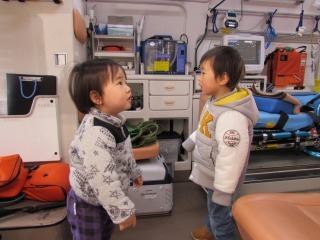救急車の中を子どもが見学している写真