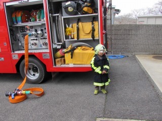 キッズ消防隊の服を着ている子供の写真