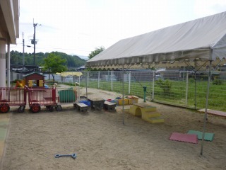 白いテントがたててある乳児園庭の写真