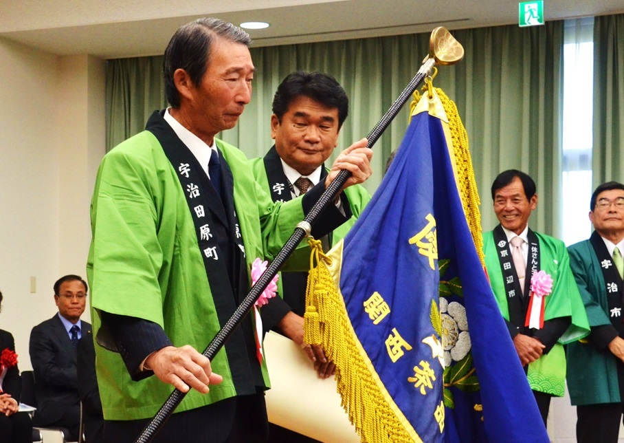 優勝旗を持っている森田木一茶業部会長の写真