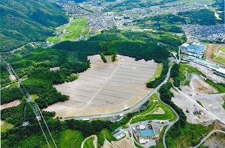 山の山頂付近の広大な土地が整備され、造成工事が完成した集団茶園（西ノ山工区）の空撮の写真