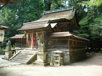 山の中に佇む神社の本堂を右斜めから写した写真